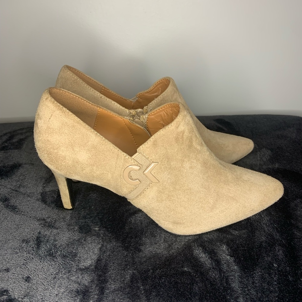 3/20$ Size 5 Calvin Klein tan ankle boot.